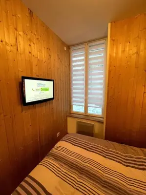 Télévision ou salle de divertissement dans l'établissement La Féessence boisée Le Mont Dore