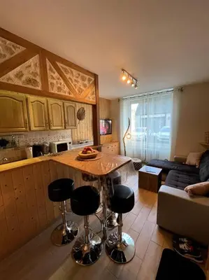 Cuisine ou kitchenette dans l'établissement La Féessence boisée Le Mont Dore