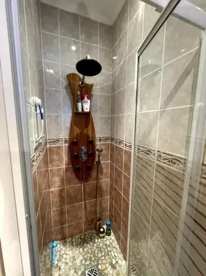 Salle de bains dans l'établissement La Féessence boisée Le Mont Dore