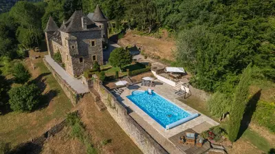 Piscine de l'établissement Château de Chauvac - Chambres et table d'hôtes avec vue sur la rivière ou située à proximité