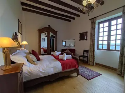 Un ou plusieurs lits dans un hébergement de l'établissement Château de Chauvac - Chambres et table d'hôtes avec vue sur la rivière