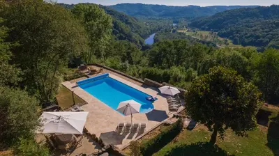 Piscine de l'établissement Château de Chauvac - Chambres et table d'hôtes avec vue sur la rivière ou située à proximité
