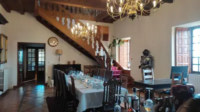 Coin salon dans l'établissement Château de Chauvac - Chambres et table d'hôtes avec vue sur la rivière