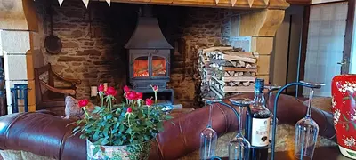Coin salon dans l'établissement Château de Chauvac - Chambres et table d'hôtes avec vue sur la rivière