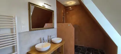 Salle de bains dans l'établissement Château de Chauvac - Chambres et table d'hôtes avec vue sur la rivière