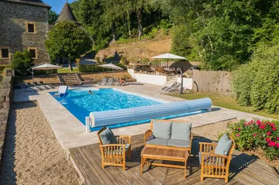 Piscine de l'établissement Château de Chauvac - Chambres et table d'hôtes avec vue sur la rivière ou située à proximité