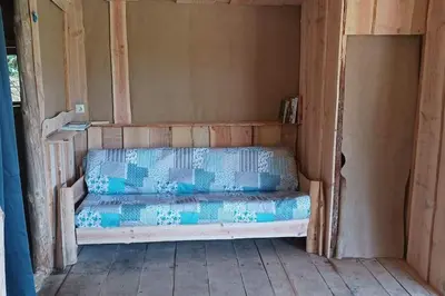 Coin salon dans l'établissement Cabane aux papillons