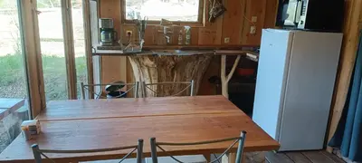 Cuisine ou kitchenette dans l'établissement Cabane aux papillons