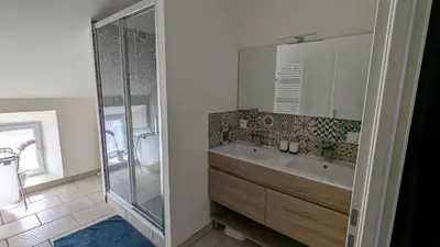 Salle de bains dans l'établissement Le Puy de Côme