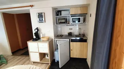 Cuisine ou kitchenette dans l'établissement Studio classé 4 personnes face aux Thermes, avec coin nuit