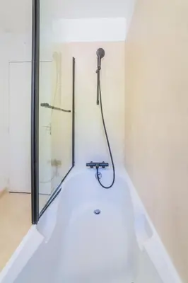 Salle de bains dans l'établissement Logis Cosy sur la Guierle - 1 Chambre