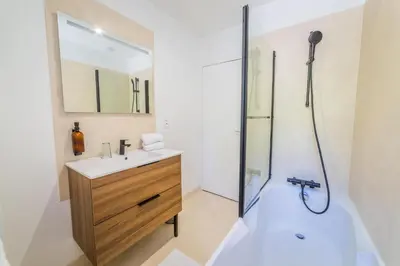 Salle de bains dans l'établissement Logis Cosy sur la Guierle - 1 Chambre