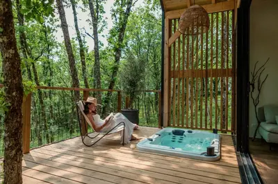 Balcon ou terrasse dans l'établissement Wabi sabi lodge - spa&sauna privatif - forêt