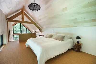 Un ou plusieurs lits dans un hébergement de l'établissement Wabi sabi lodge - spa&sauna privatif - forêt
