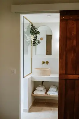 Salle de bains dans l'établissement Wabi sabi lodge - spa&sauna privatif - forêt