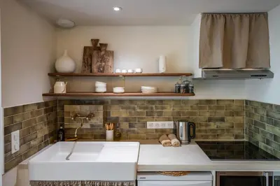 Cuisine ou kitchenette dans l'établissement Wabi sabi lodge - spa&sauna privatif - forêt