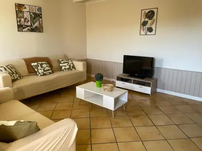 Télévision ou salle de divertissement dans l'établissement Maison à la campagne