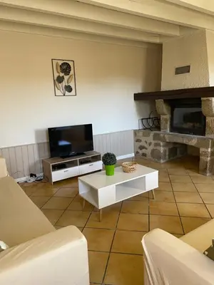 Télévision ou salle de divertissement dans l'établissement Maison à la campagne