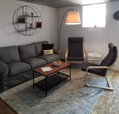 Coin salon dans l'établissement L’Audacieuse, maison atypique