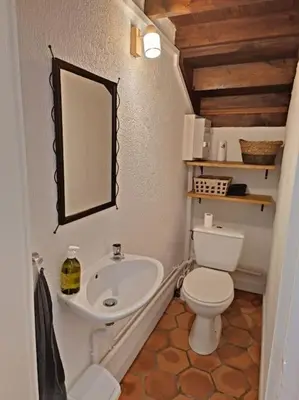 Salle de bains dans l'établissement Maison de vacances à la campagne