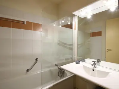 Salle de bains dans l'établissement La Bourboule: Appartement T2 bis pour 5 pers, 49m², avec Wifi - FR-1-608-243
