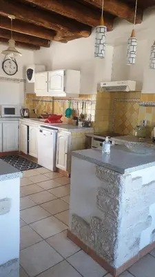 Cuisine ou kitchenette dans l'établissement Maison de bourg