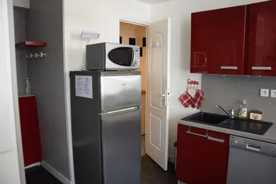Cuisine ou kitchenette dans l'établissement Le Nid du Sancy - 5P - Proche station de ski