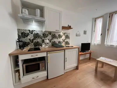 Cuisine ou kitchenette dans l'établissement Villa La Butte, Appartements Chaleureux au Cœur de La Bourboule