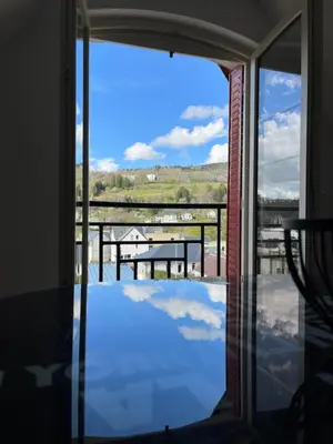 Balcon ou terrasse dans l'établissement Villa La Butte, Appartements Chaleureux au Cœur de La Bourboule