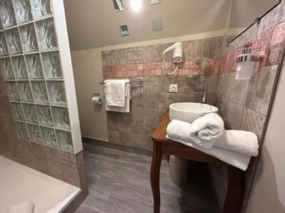 Salle de bains dans l'établissement Demeure du Vallon - Chambres d'Hôtes de Charme