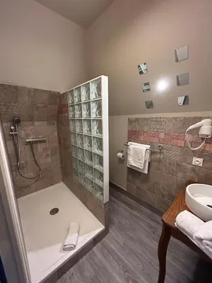 Salle de bains dans l'établissement Demeure du Vallon - Chambres d'Hôtes de Charme