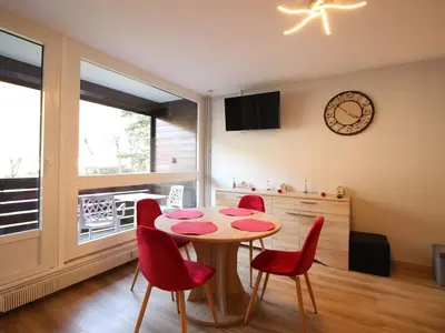Télévision ou salle de divertissement dans l'établissement T2 Rénové avec Balcon et Parking au Mont-Dore - FR-1-608-244