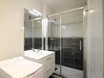Salle de bains dans l'établissement T2 Rénové avec Balcon et Parking au Mont-Dore - FR-1-608-244
