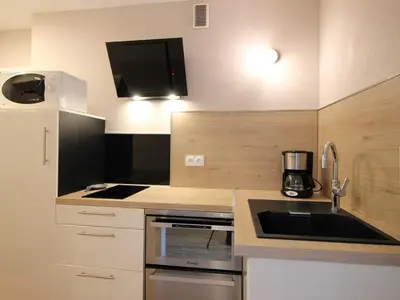 Cuisine ou kitchenette dans l'établissement T2 Rénové avec Balcon et Parking au Mont-Dore - FR-1-608-244