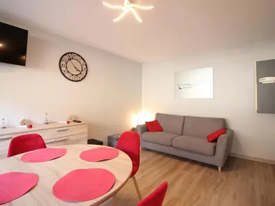 Coin salon dans l'établissement T2 Rénové avec Balcon et Parking au Mont-Dore - FR-1-608-244