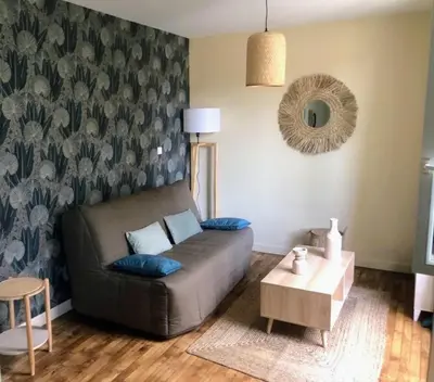 Coin salon dans l'établissement Logement à Brive avec terrasse et climatisation - près de la gare et du centre-ville - Wifi et Stationnement gratuit