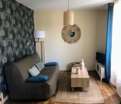 Coin salon dans l'établissement Logement à Brive avec terrasse et climatisation - près de la gare et du centre-ville - Wifi et Stationnement gratuit