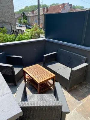 Coin salon dans l'établissement Logement à Brive avec terrasse et climatisation - près de la gare et du centre-ville - Wifi et Stationnement gratuit