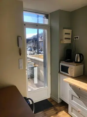 Cuisine ou kitchenette dans l'établissement Logement à Brive avec terrasse et climatisation - près de la gare et du centre-ville - Wifi et Stationnement gratuit