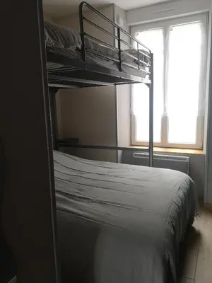 Un ou plusieurs lits dans un hébergement de l'établissement Appartement idéalement situé