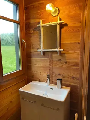 Salle de bains dans l'établissement Roulottes des terres de la chouette