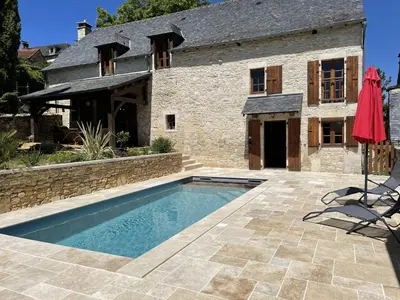 Piscine de l'établissement Charme & piscine chauffée Périgord Noir ou située à proximité