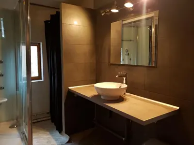 Salle de bains dans l'établissement Gîte dans camping 4 étoiles