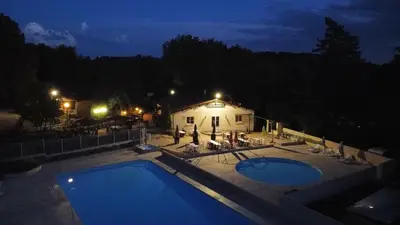 Piscine de l'établissement Gîte dans camping 4 étoiles ou située à proximité