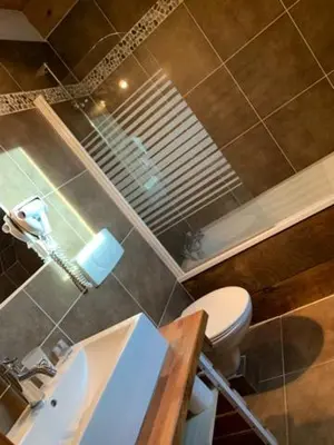 Salle de bains dans l'établissement Logis du lac à Madic