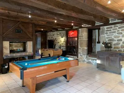 Billard dans l'établissement Logis du lac à Madic
