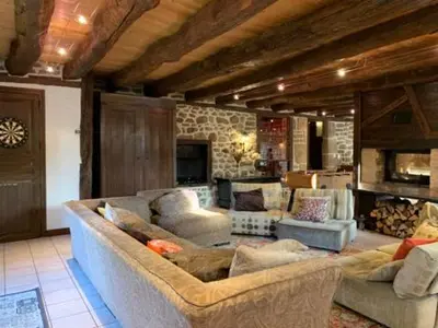Coin salon dans l'établissement Logis du lac à Madic