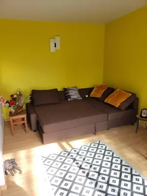 Coin salon dans l'établissement Chambre en foret