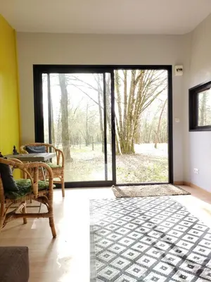 Coin salon dans l'établissement Chambre en foret