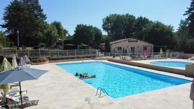Piscine de l'établissement Chambre en foret ou située à proximité